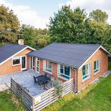 10 Person In Glesborg-by Traum