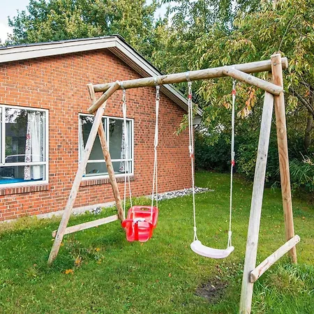 10 Person In Glesborg-by Traum