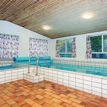 10 Person In Glesborg-by Traum *