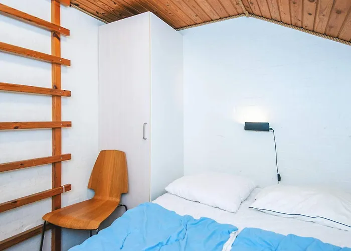 10 Person In Glesborg-by Traum