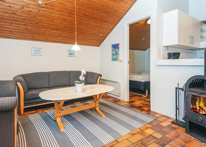 10 Person In Glesborg-by Traum